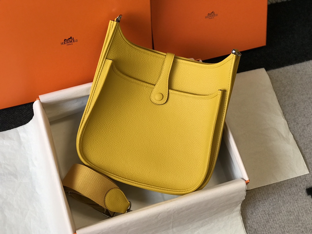 Hermes Evelyne III 29 PM Shoulder Bag In Yellow Clemence Leather